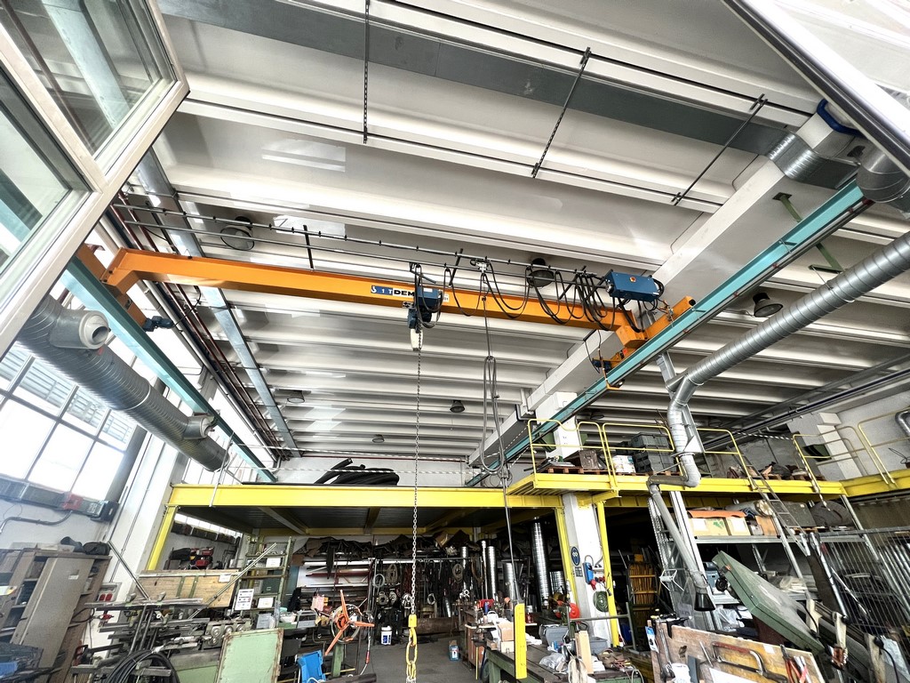 Gewerbehalle mit Vorhof und Büroflächen in Bozen Süd