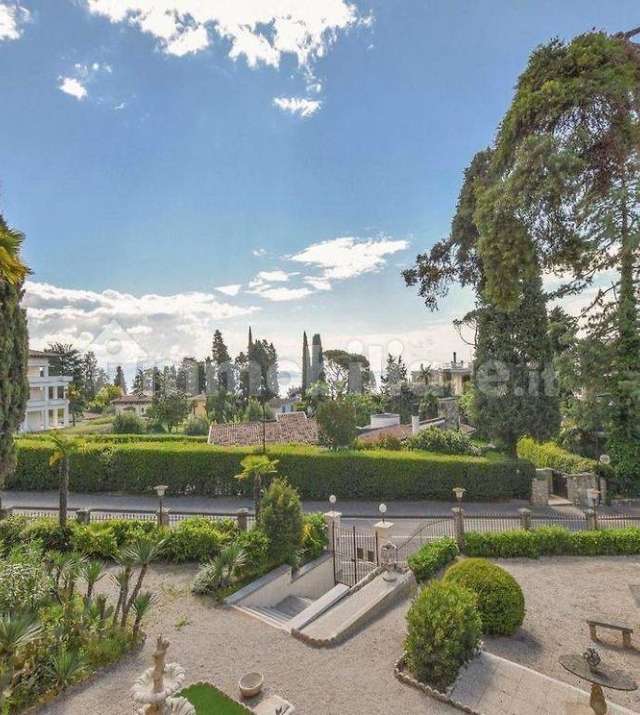 Attraktive Wohneinheit in historischer Jugendstilvilla im Herzen von Gardone Riviera