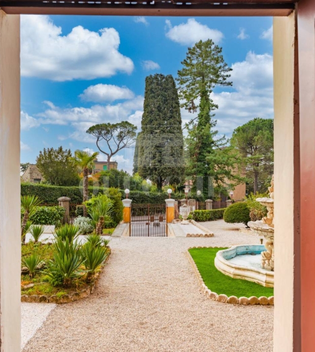 Attraktive Wohneinheit in historischer Jugendstilvilla im Herzen von Gardone Riviera