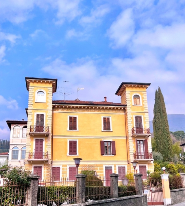 Attraktive Wohneinheit in historischer Jugendstilvilla im Herzen von Gardone Riviera