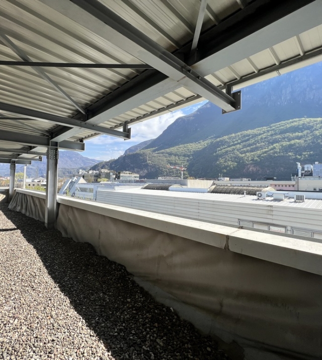 Gewerbehalle mit Vorhof und Büroflächen in Bozen Süd