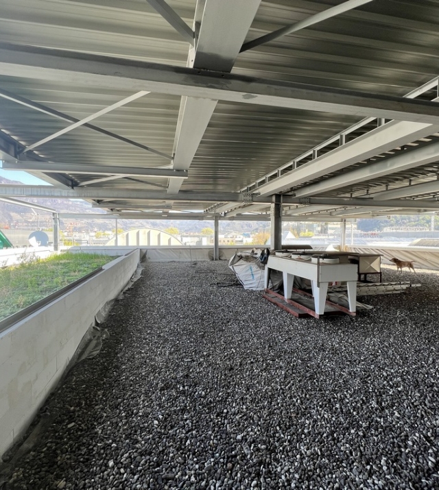 Gewerbehalle mit Vorhof und Büroflächen in Bozen Süd