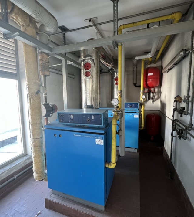 Gewerbehalle mit Vorhof und Büroflächen in Bozen Süd