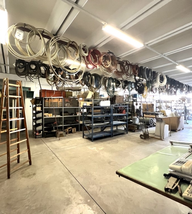 Gewerbehalle mit Vorhof und Büroflächen in Bozen Süd