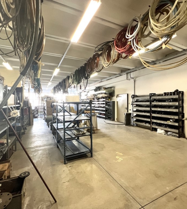 Gewerbehalle mit Vorhof und Büroflächen in Bozen Süd