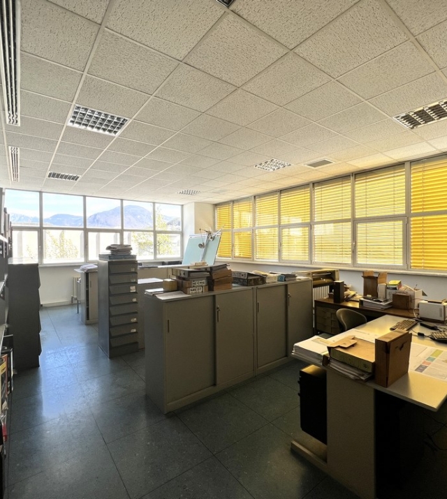 Gewerbehalle mit Vorhof und Büroflächen in Bozen Süd