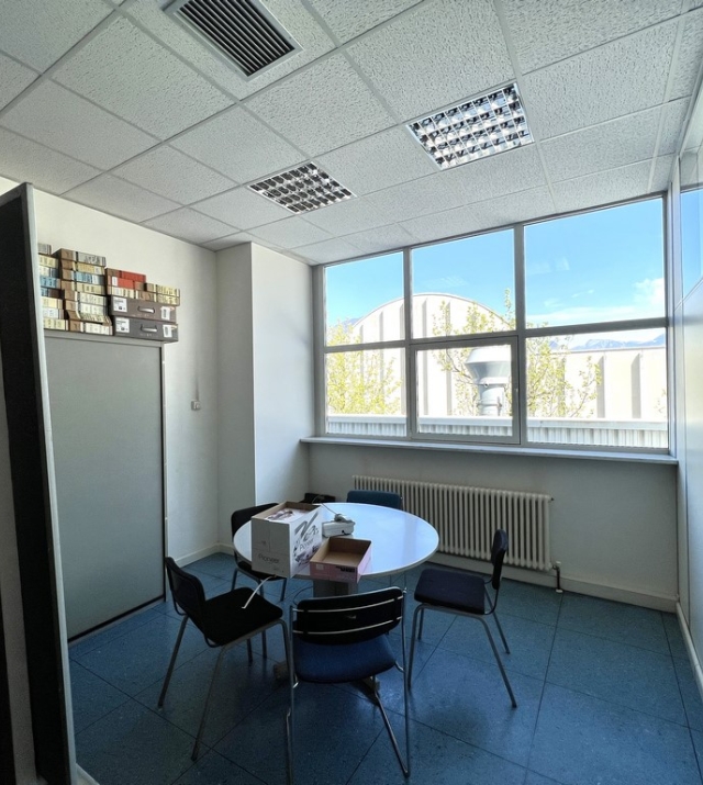 Gewerbehalle mit Vorhof und Büroflächen in Bozen Süd