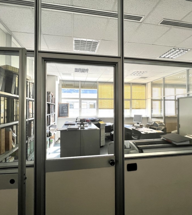 Gewerbehalle mit Vorhof und Büroflächen in Bozen Süd