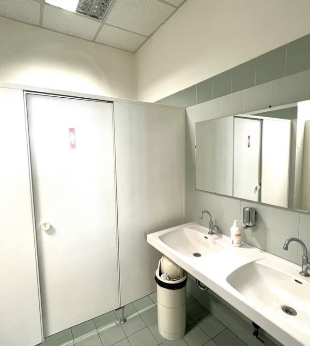 Gewerbehalle mit Vorhof und Büroflächen in Bozen Süd