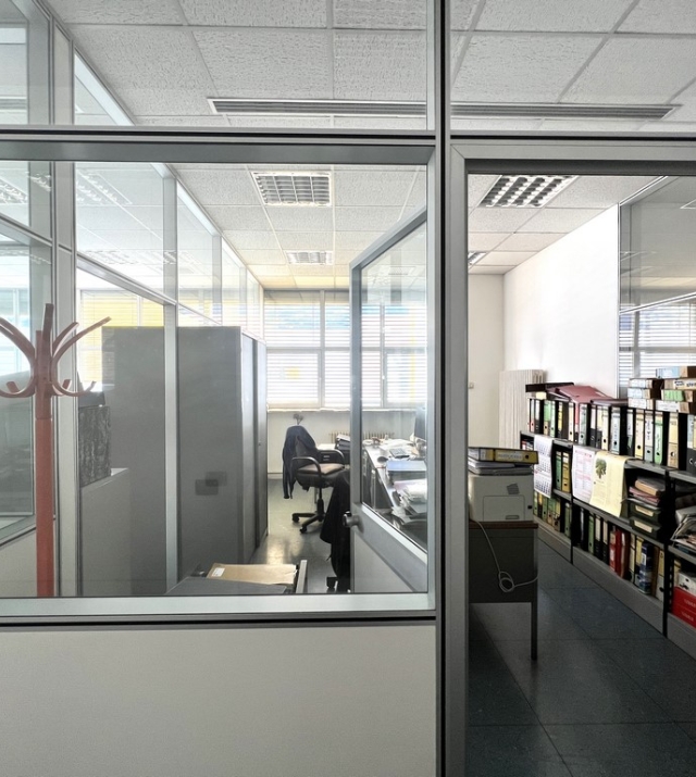 Gewerbehalle mit Vorhof und Büroflächen in Bozen Süd