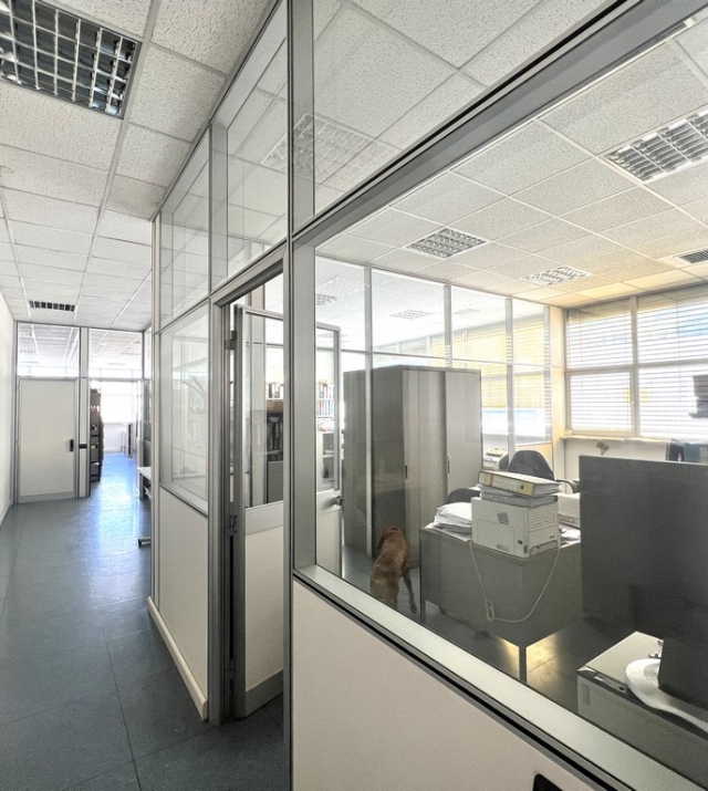 Gewerbehalle mit Vorhof und Büroflächen in Bozen Süd