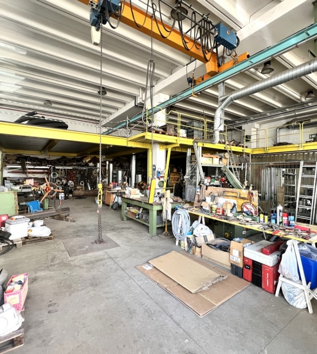 Gewerbehalle mit Vorhof und Büroflächen in Bozen Süd