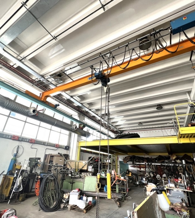 Gewerbehalle mit Vorhof und Büroflächen in Bozen Süd