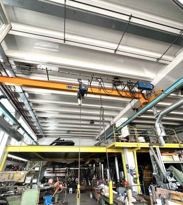 Gewerbehalle mit Vorhof und Büroflächen in Bozen Süd