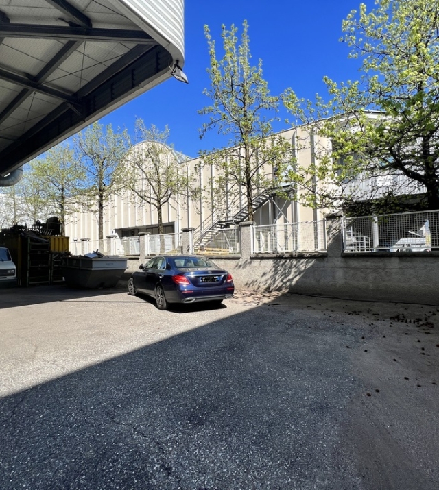 Gewerbehalle mit Vorhof und Büroflächen in Bozen Süd