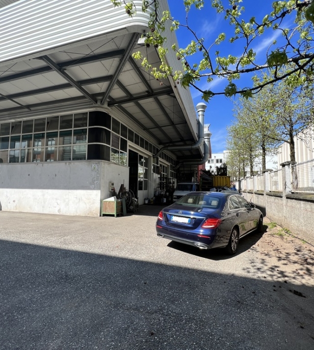 Gewerbehalle mit Vorhof und Büroflächen in Bozen Süd