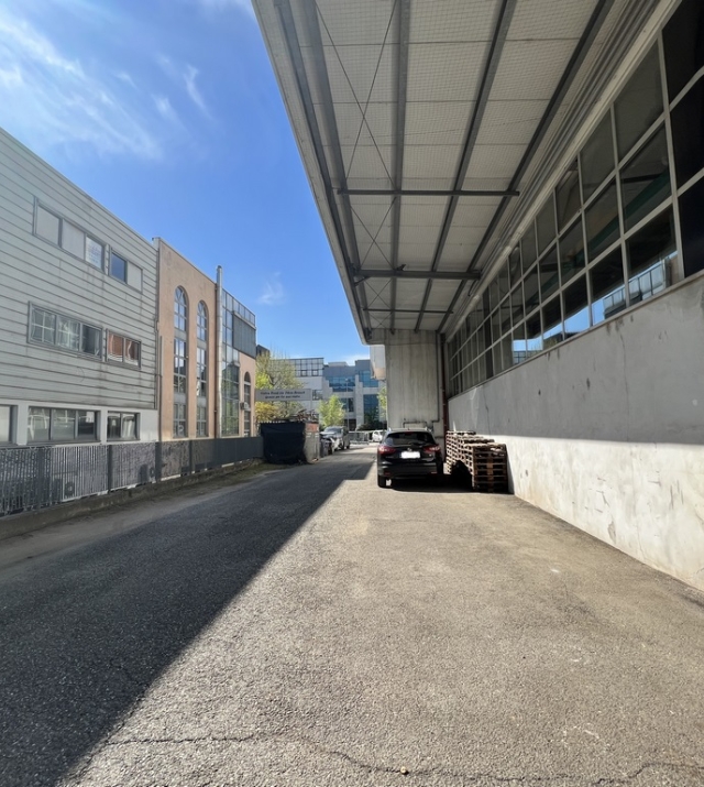 Gewerbehalle mit Vorhof und Büroflächen in Bozen Süd