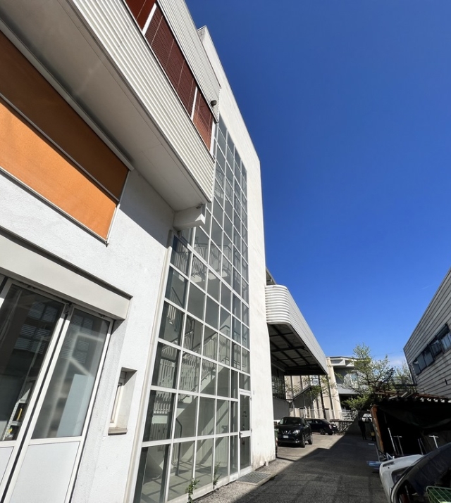 Gewerbehalle mit Vorhof und Büroflächen in Bozen Süd